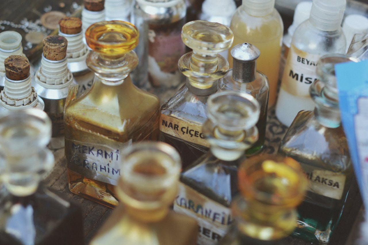 Natural vs. Synthetic Fragrances: What You Need to Know to Make the Right Choice