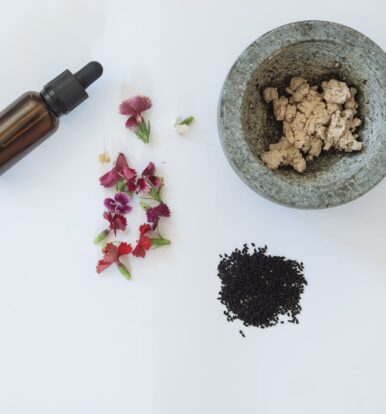 Essential Oils Made Easy: Tips for Safe and Effective Use